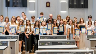 У Тернополі нагородили випускників, котрі отримали найвищі бали на НМТ