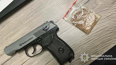 Помстився за насмішки: підліток тричі вистрелив у дівчину з пістолета