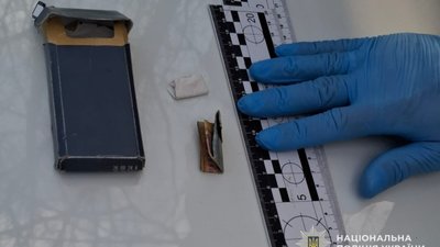 Знайшов у лісі: в Тернополі зупинили чоловіка із пакетиком білого порошку