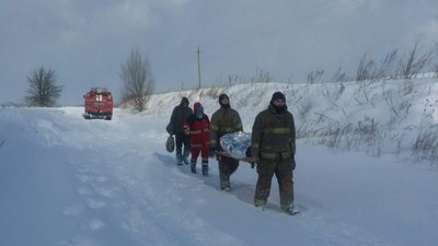 Винесли з лісу на ношах: на Тернопільщині рятували чоловіка, котрий потребував медичної допомоги