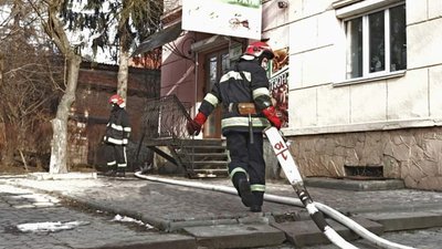 Житловий будинок горів у Тернополі: врятували трьох людей