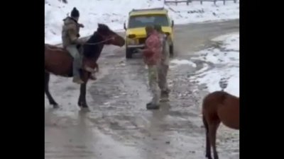 В сусідній з Тернопільщиною області чоловіки з сокирами напали на працівників ТЦК. ВІДЕО