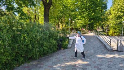 У найбільшому парку Тернополя проводять обробку від кліщів