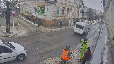 Після падіння чоловіка на тротуарі за комунальників Бучача взялася поліція