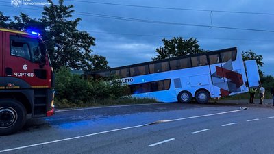 На Тернопільщині злетів у кювет автобус, який віз дітей з Болгарії. ФОТО