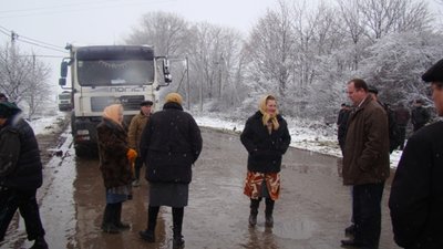 Люди погрожуть перекрити дорогу, яку знищили вантажівки аграрного олігарха