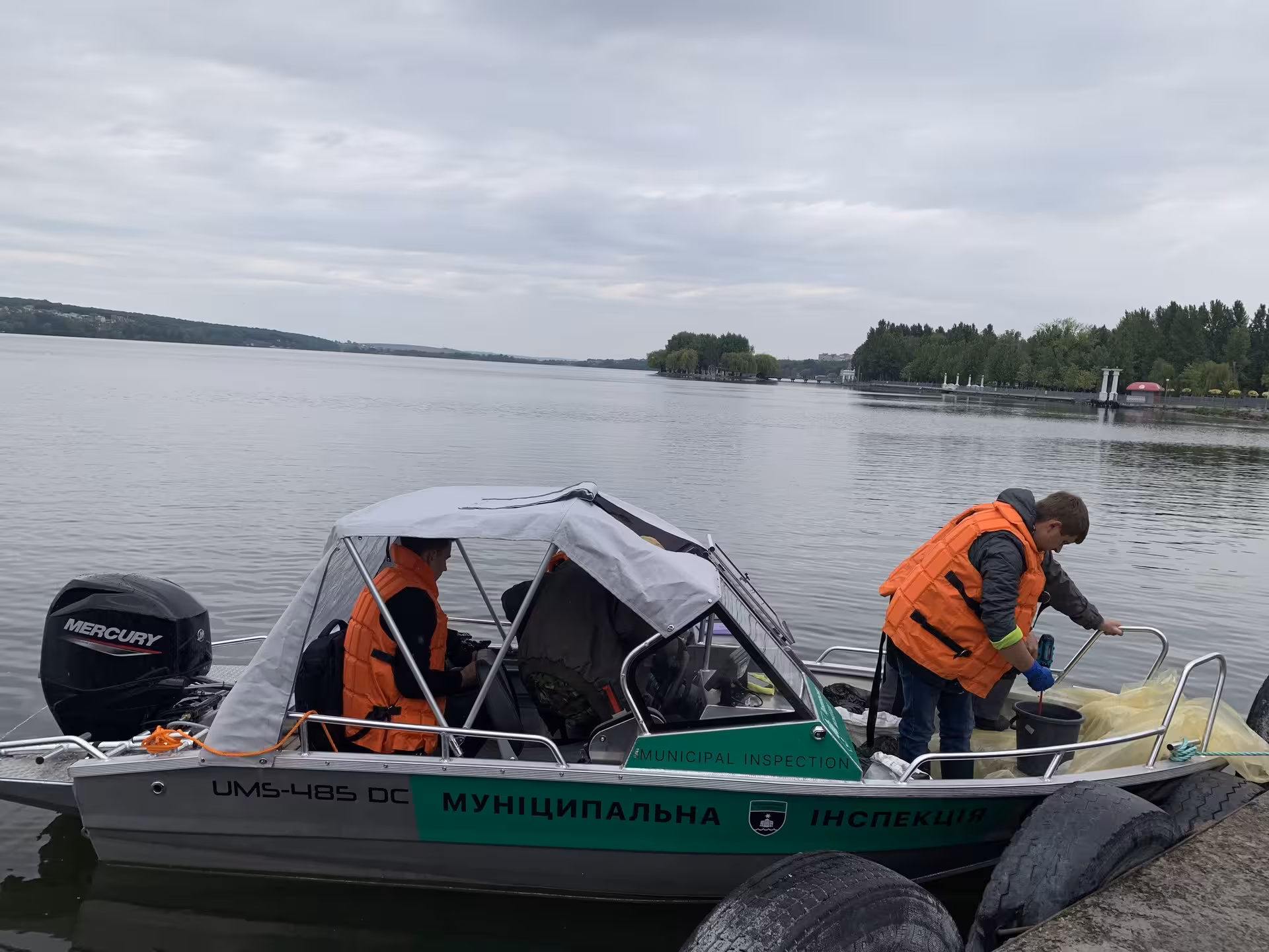 Тернопільський став очищують водоростями