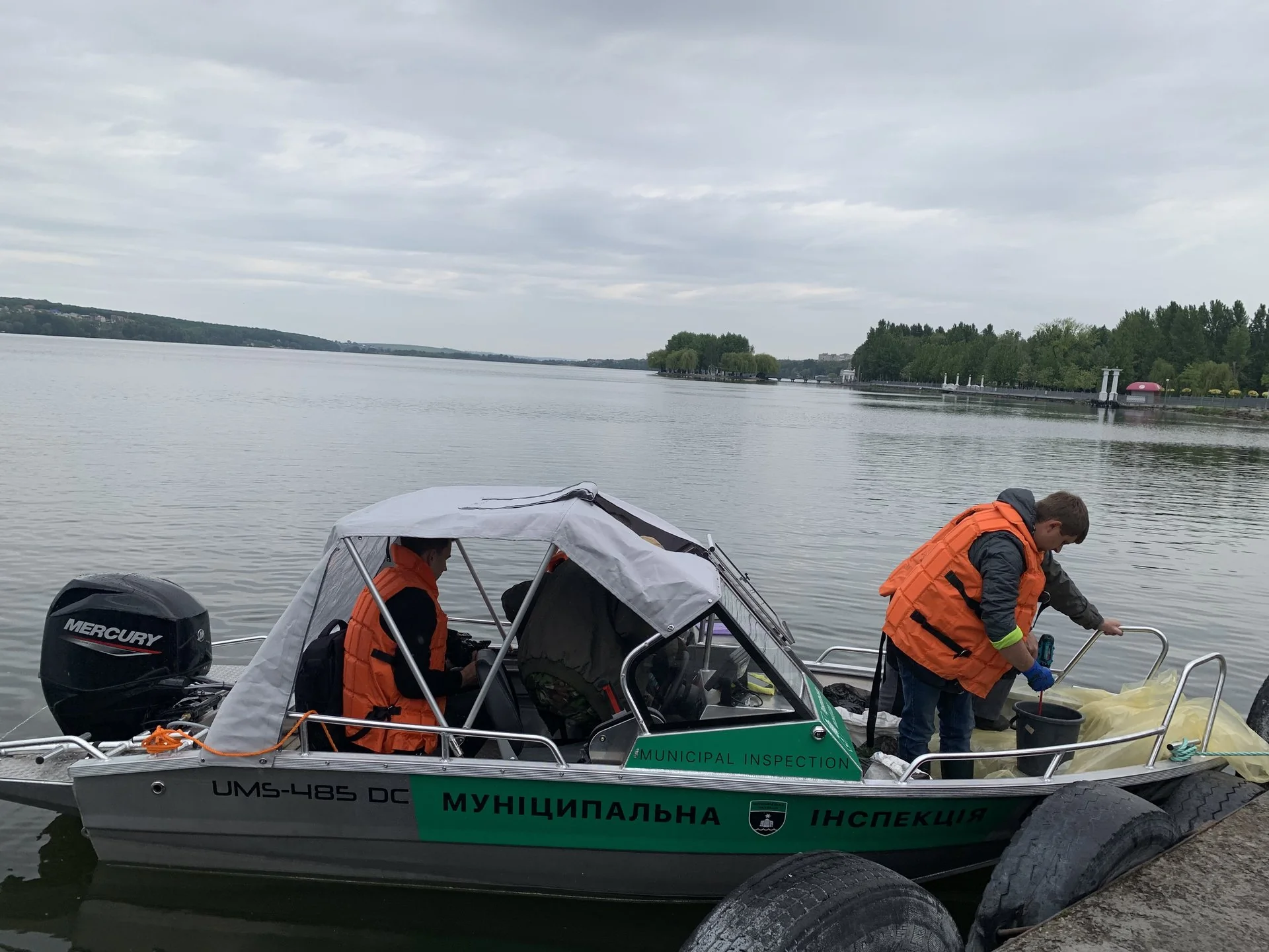 Тернопільський став очищують водоростями