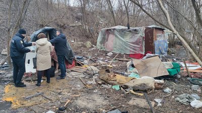 Побачене шокувало: біля Тернополя знайшли сім'ю з п'ятьма дітьми, котрі жили в посадці у "халабуді". ФОТО