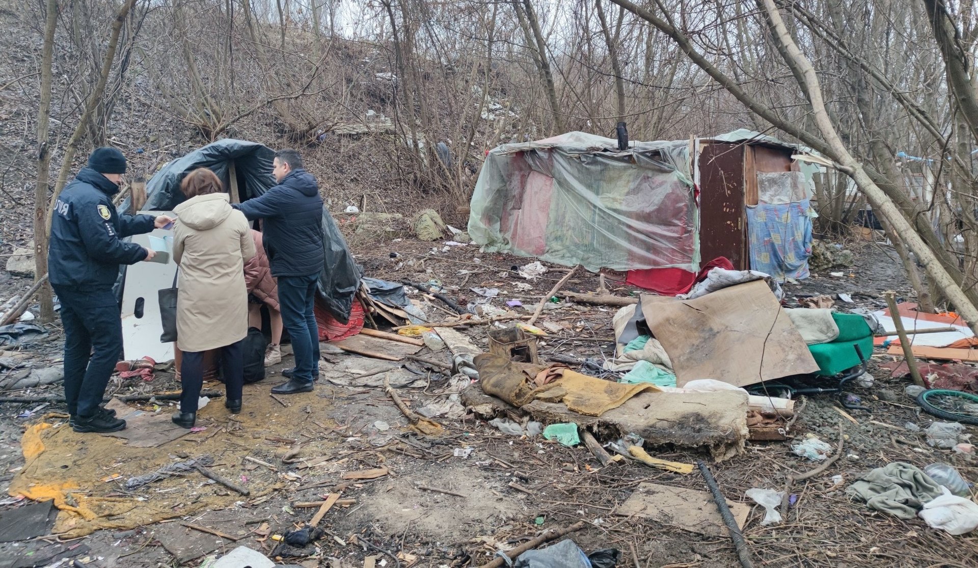 Побачене шокувало: біля Тернополя знайшли сім'ю з п'ятьма дітьми, котрі жили в посадці у "халабуді". ФОТО