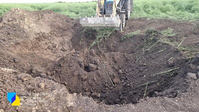 У вирві може поміститися трактор: оприлюднили фото та відео з місця падіння збитих над Тернопільщиною ракет