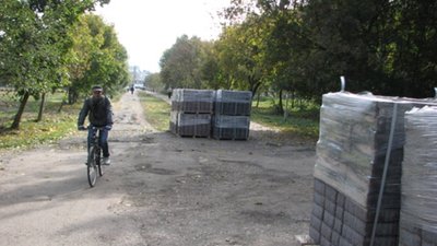 У парку "Топільче" покладуть бруківку, яка "сипеться" на очах. Фото