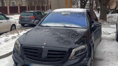 У Тернополі елітне авто запаркували на місці для інвалідів