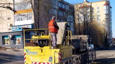 Вулиці Тернополя прибирають від піску і снігу