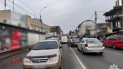 Біля ринку в Тернополі водій автомобіля збив жінку на велосипеді. ФОТО