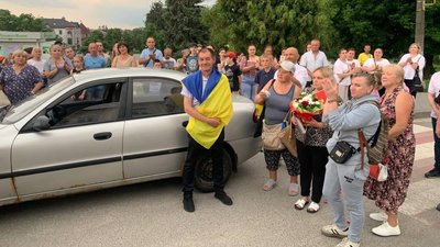Обійми, оплески та море квітів: на Тернопільщині зустріли захисника, котрий повернувся з полону. ФОТО