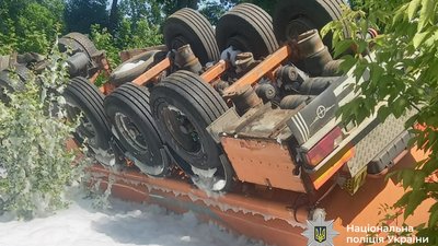 Автоцистерна і бус зіткнулися біля Тернополя: від удару вантажівка перекинулася