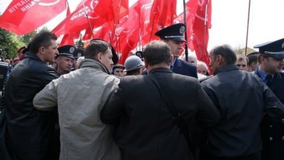 В Тернополі „свободівців” від червоних прапорів відтягнула міліція. Фото