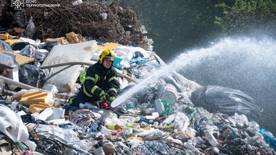 Масштабну пожежу на сміттєзвалищі гасять відучора: тліє сміття у внутрішніх шарах. ФОТО, ВІДЕО