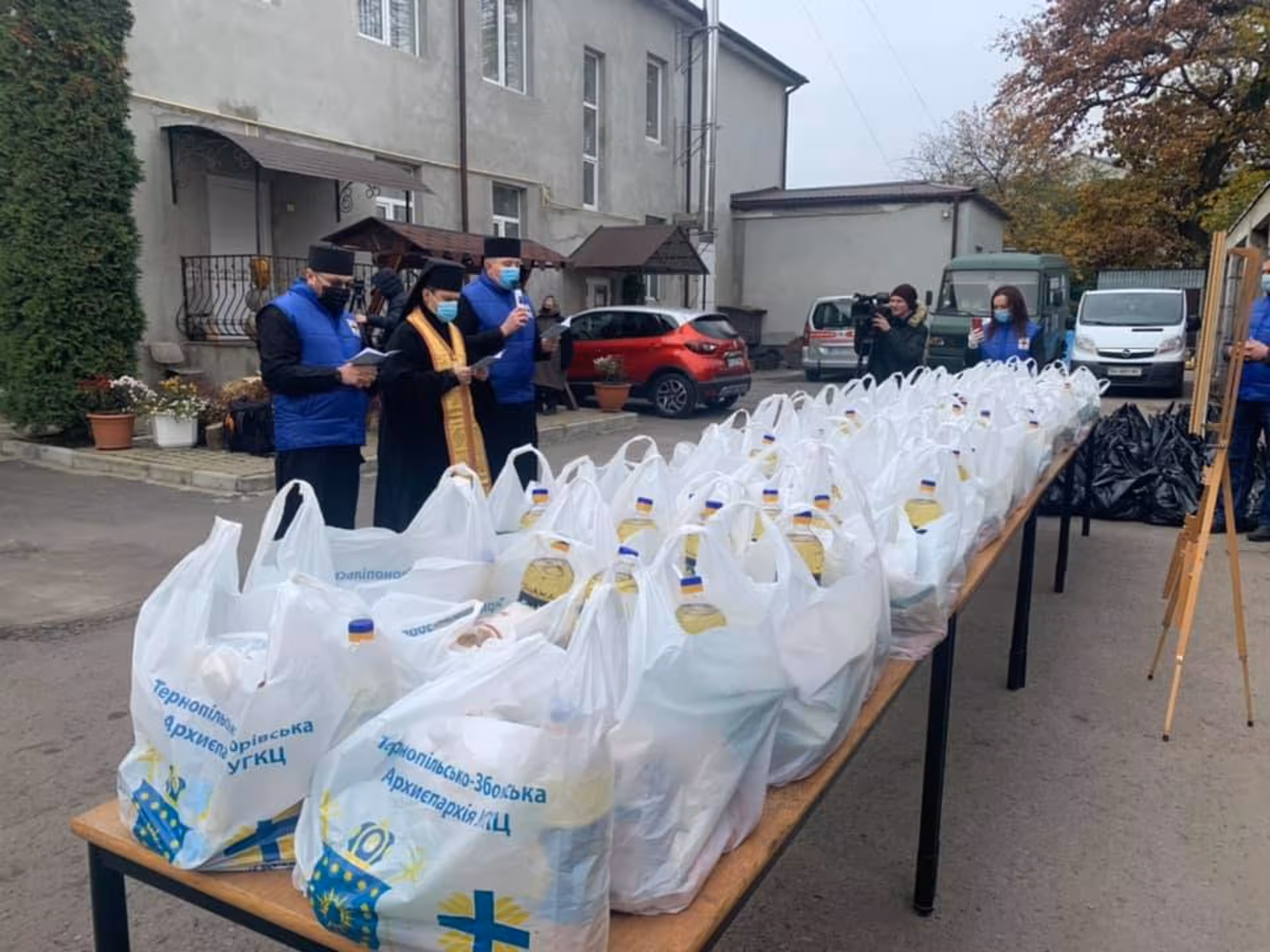 У Тернополі розпочали безстрокову акцію "Нагодуй голодного". ФОТО