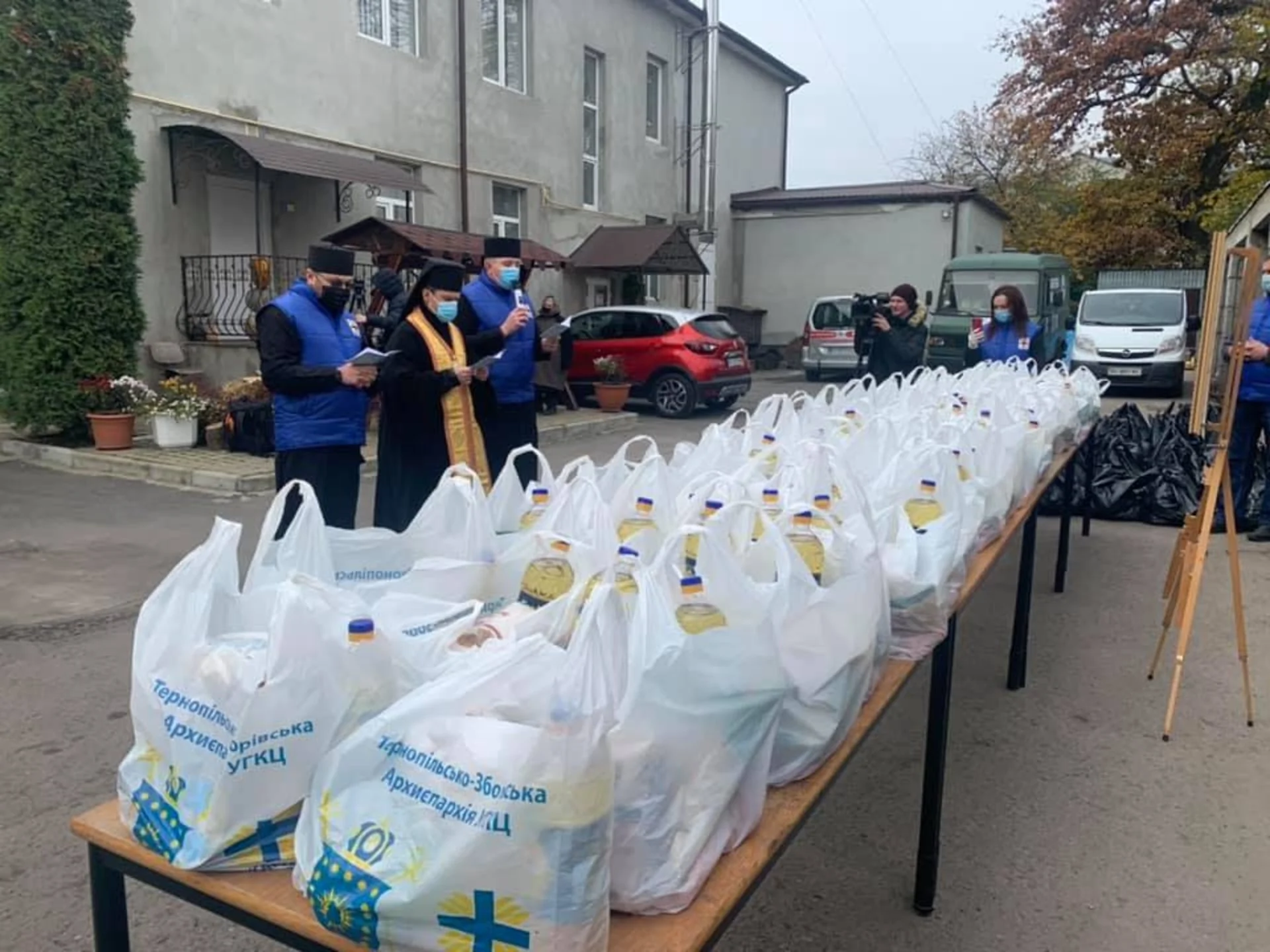 У Тернополі розпочали безстрокову акцію "Нагодуй голодного". ФОТО