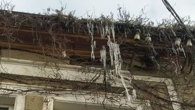 Падають з дахів і балконів: тернополян попереджають про небезпечні бурульки