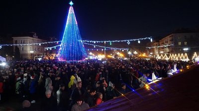 У Тернополі засяяла головна ялинка міста. ФОТО