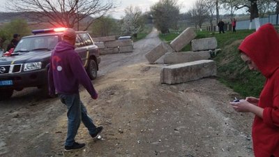 П'яний водій, втікаючи від поліції, протаранив блокпост. ФОТО