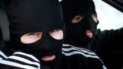 У масках і з битами: грабіжники увірвалися в будинок фермера і винесли майже 300 тисяч гривень