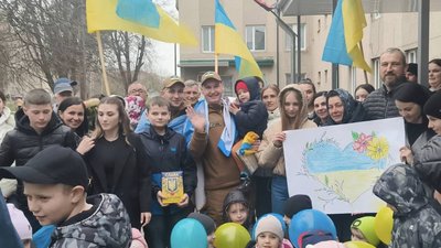 Зі сльозами радості на очах: на Тернопільщині зустріли захисників, котрі майже три роки пробули у полоні. ФОТО