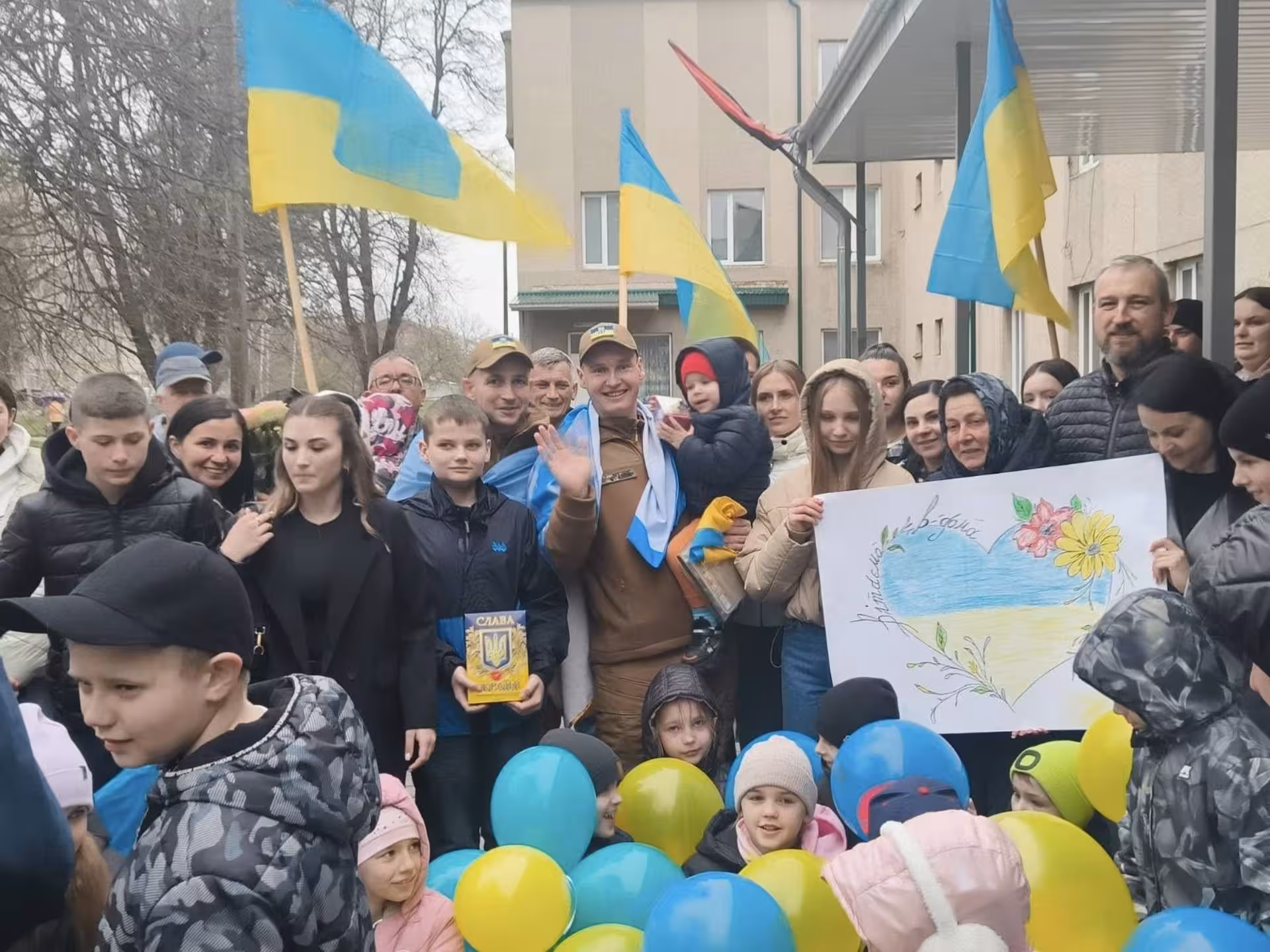 Зі сльозами радості на очах: на Тернопільщині зустріли захисників, котрі майже три роки пробули у полоні. ФОТО