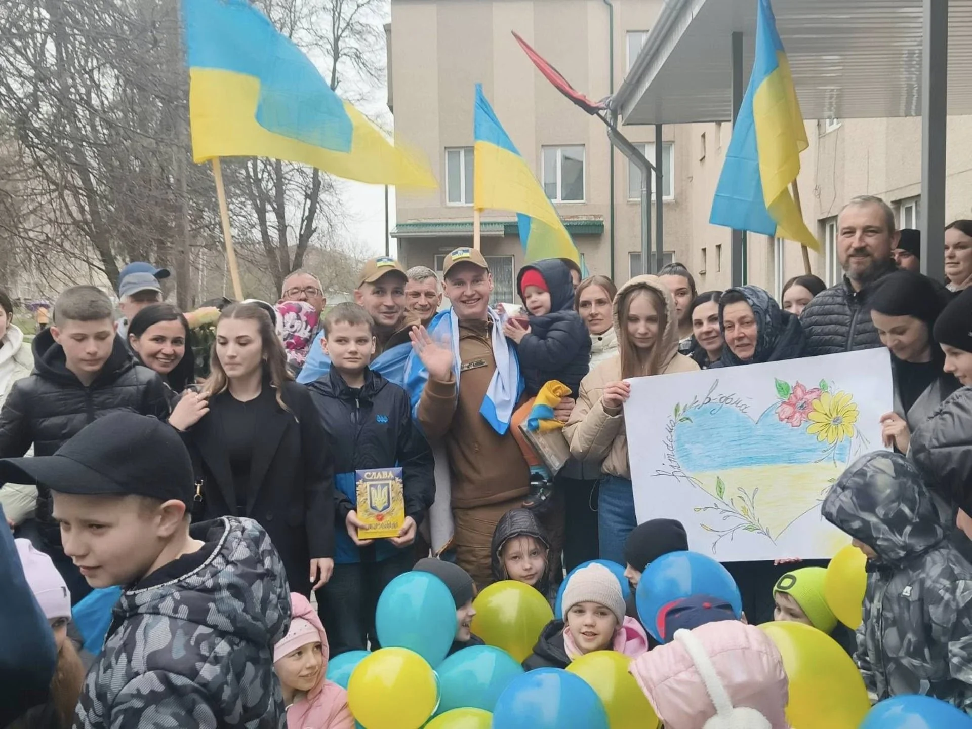 Зі сльозами радості на очах: на Тернопільщині зустріли захисників, котрі майже три роки пробули у полоні. ФОТО