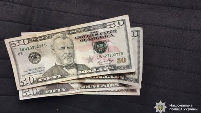 Знайшла саме ту шухляду: прибиральниця регулярно "тягнула" долари власників будинку