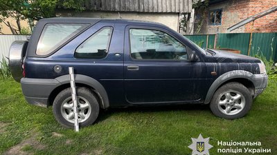 Хлопець і дівчина з Гусятина підпалили автомобіль військового за криваві російські рублі. ВІДЕО