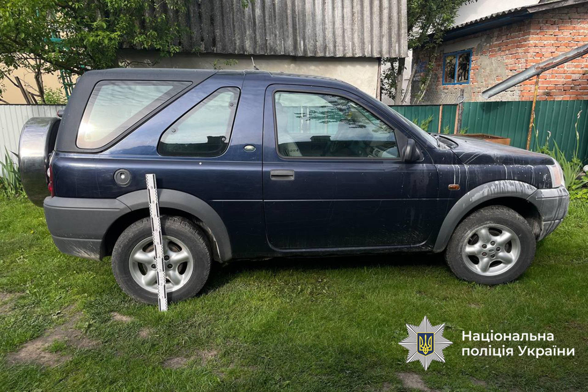 Хлопець і дівчина з Гусятина підпалили автомобіль військового за криваві російські рублі. ВІДЕО