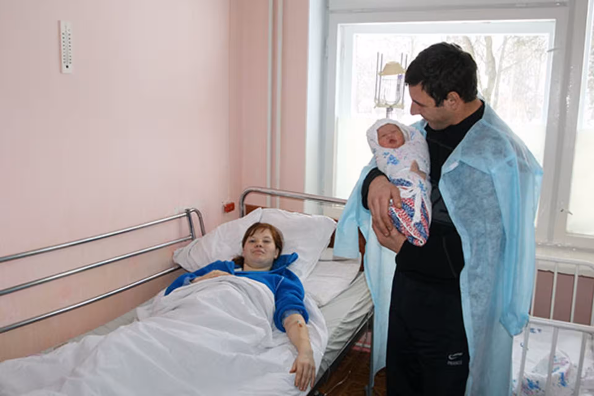Мешканка Козівського району народжувала вдома, бо швидка загрузла у снігах