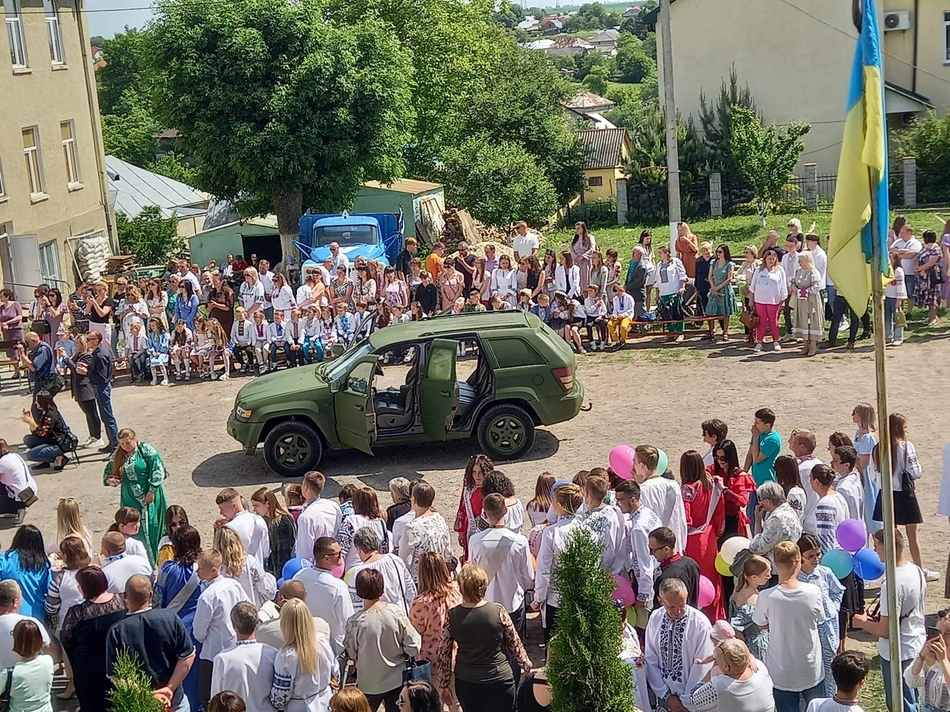 Учні та вчителі ліцею на Тернопільщині придбали джип для військових. ФОТО