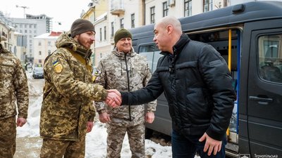 Мер Тернополя та керівники управлінь міської ради передали на фронт "швидку", придбану за особисті кошти