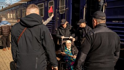 На Тернопільщину евакуювали пенсіонерів з прифронтових районів Донеччини