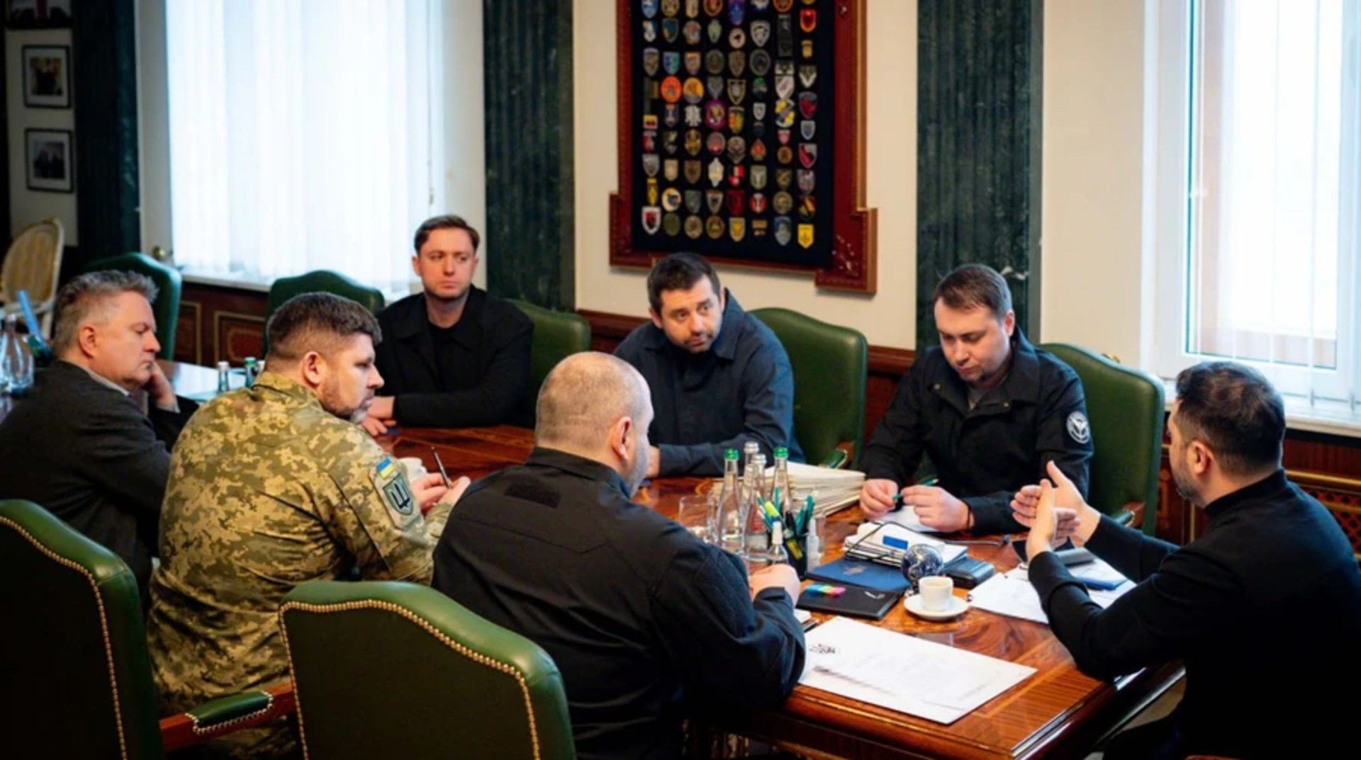 42% українців вважають, що після війни має відбутися повне перезаваетаження влади