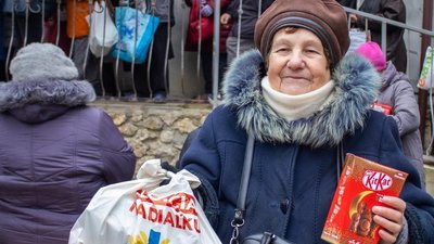 Відвідувачам благодійної їдальні у Тернополі вручили пакунки зі смаколиками