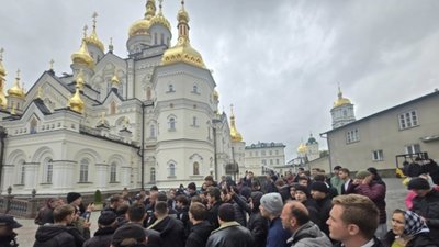Провокація в Почаєві: московські попи залучили неповнолітніх для перешкоджання законним діям слідчих