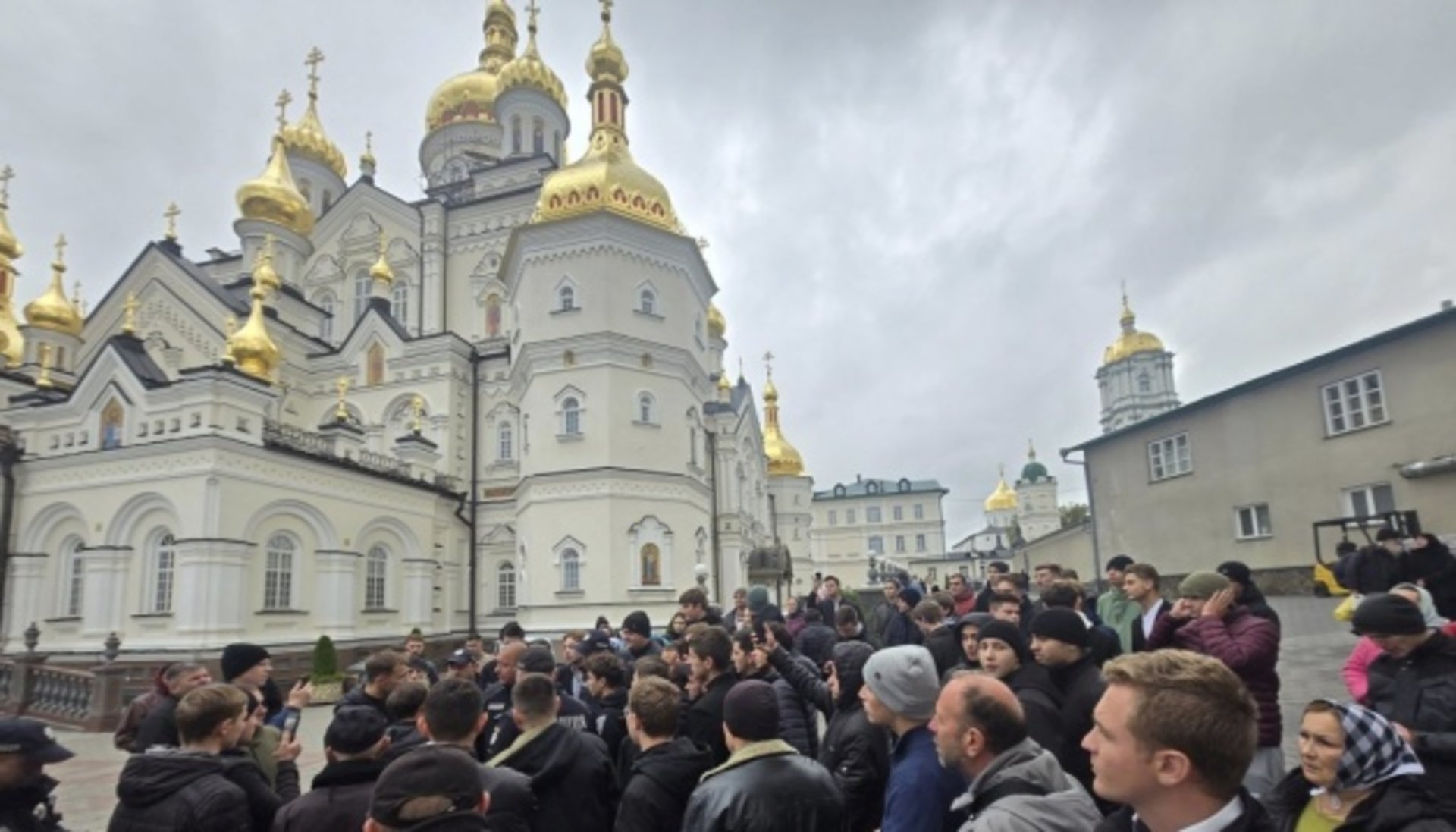 Провокація в Почаєві: московські попи залучили неповнолітніх для перешкоджання законним діям слідчих