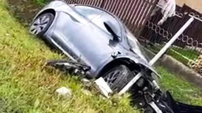 Tesla злетіла з дороги і настромилася на металеву трубу. ФОТО