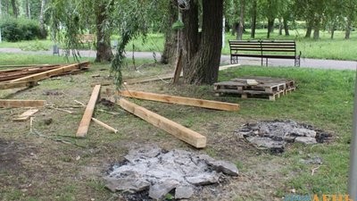 У що перетворився парк Шевченка після масової пиятики. ФОТО