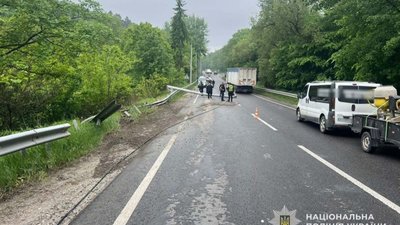 Автомобіль злетів з траси: постраждали четверо людей