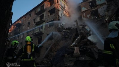 Ракета зруйнувала цілий під'їзд: ворог знову масовано атакував Київ. ФОТО