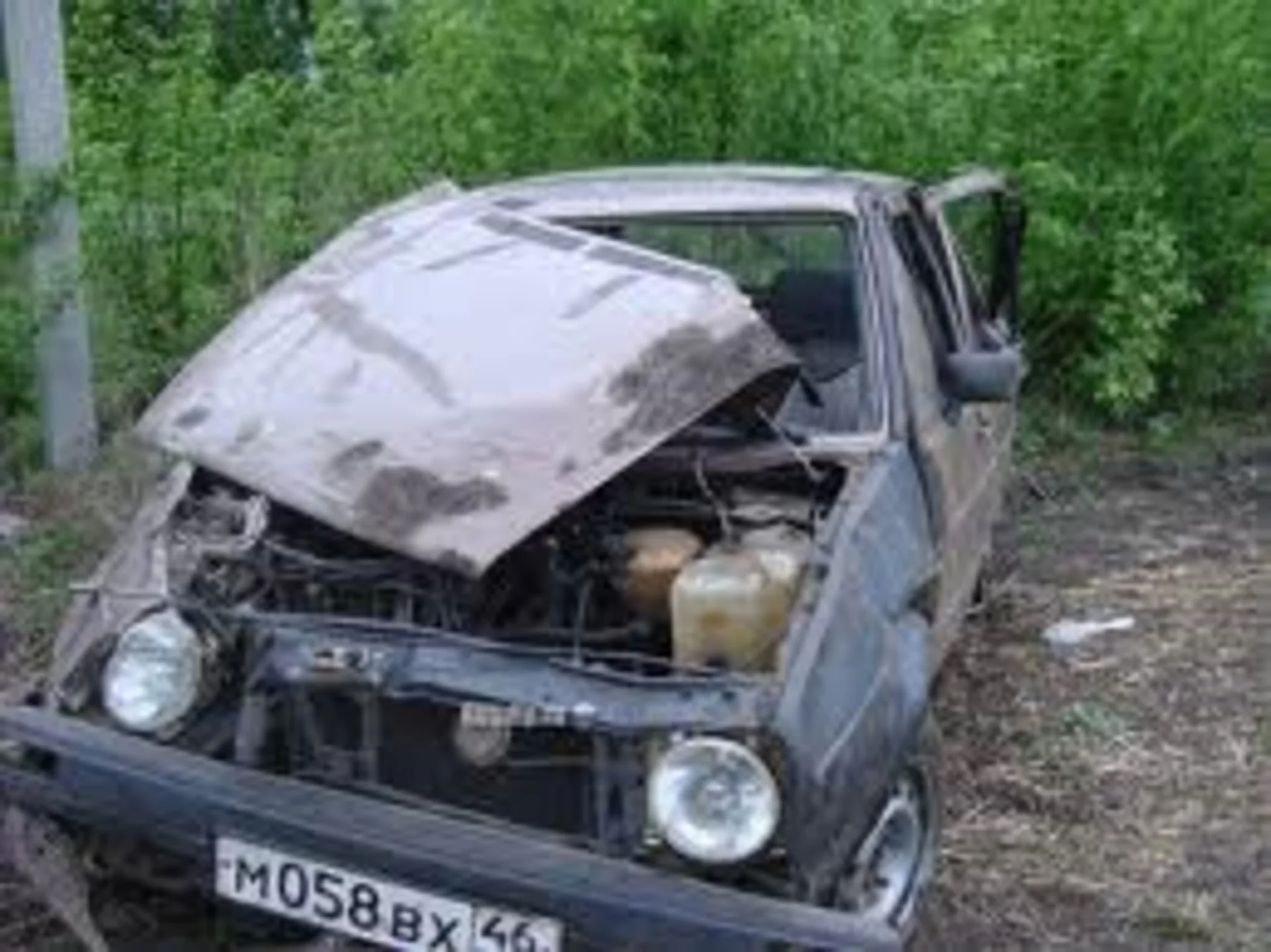 Щоб витягти водія з розплющеного автомобіля, довелося застосувати спецобладнання