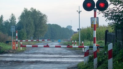 Водій вантажівки збив шлагбаум на залізничному переїзді і поїхав далі