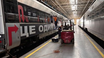 Внаслідок ворожої атаки постраждав незвичайний потяг, який курсує через Тернопіль. ФОТО
